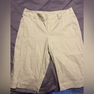 Venezia Woman’s light beige Bermuda style shorts